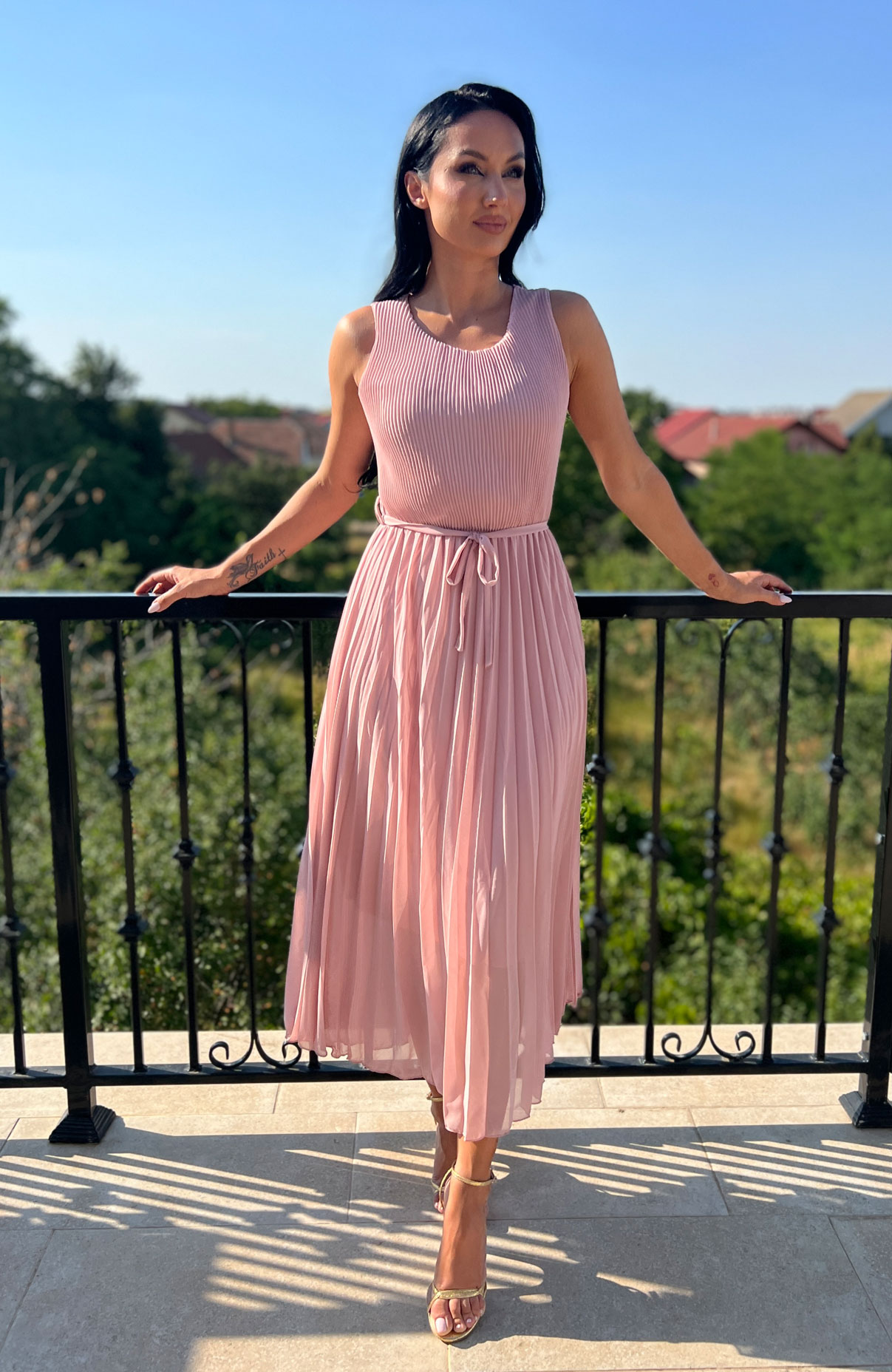 Rochie roz plisata cu guler rotund