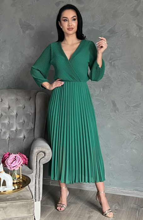 Rochie plisata eleganta verde este acea piesa vestimentara care iti pune in evidenta latura feminina si stilata.