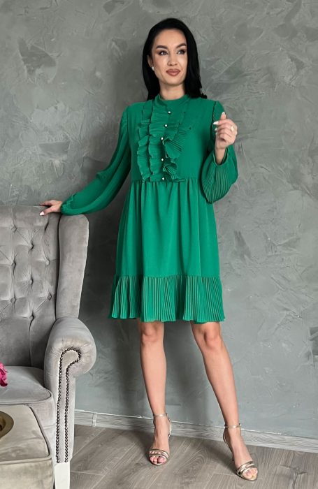 Rochie plisata midi verde este acea piesa vestimentara care iti pune in evidenta latura feminina si stilata.