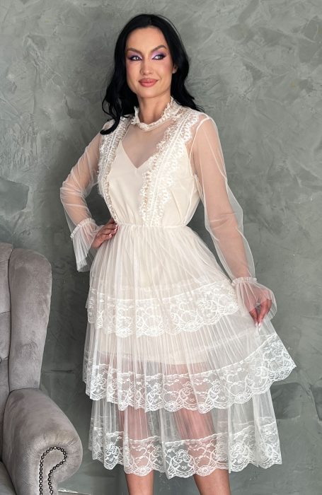 Rochie eleganta din tul cu aplicatii pietre este o alegere inspirata daca iti plac rochitele cu aer de romantism.
