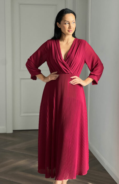 Rochie plisata lunga burgund ideala pentru o iesire in oras.