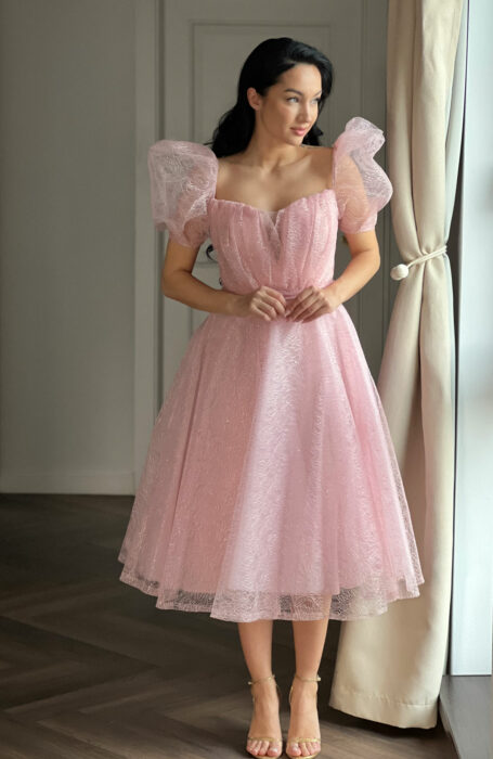 Rochie de ocazie eleganta roz poate fi o alegere minunata pentru evenimentele speciale, cum ar fi nunti, petreceri sau alte evenimente formale.