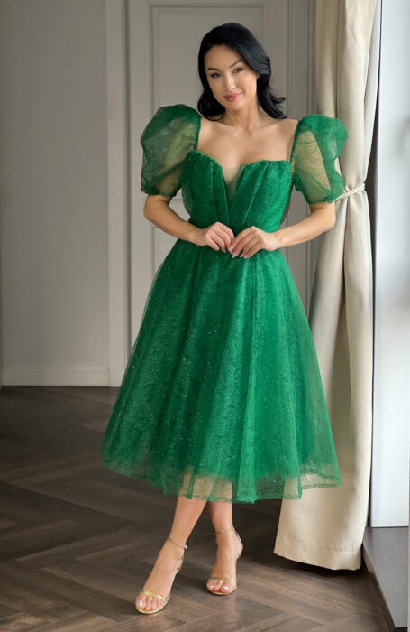 Rochie de ocazie eleganta de culoare verde cu talie evidentiata poate fi o alegere excelenta pentru evenimente formale, precum nunti sau botezuri.