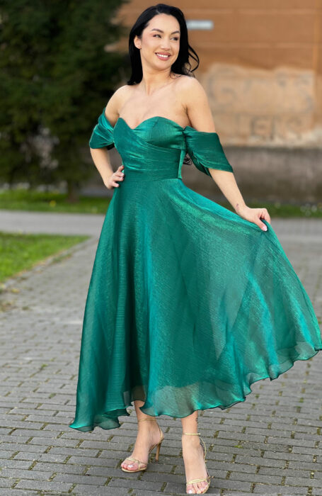 Rochie de ocazie eleganta verde din organza este o alegere foarte frumoasa pentru o rochie de ocazie eleganta!