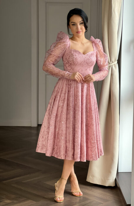 Rochie de ocazie midi din dantela roz realizata dintr-o dantela de inalta calitate, cu un model floral delicat, în nuante de roz.