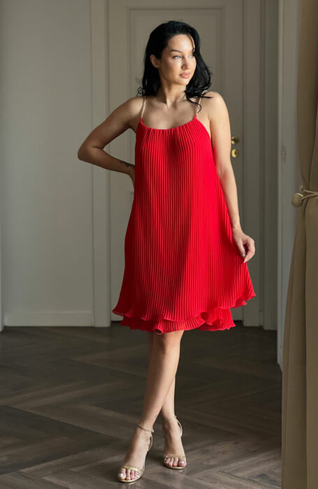 Rochie de ocazie midi plisata rosie este ideala pentru orice evenimente ca: nunta, botez sau banchet.